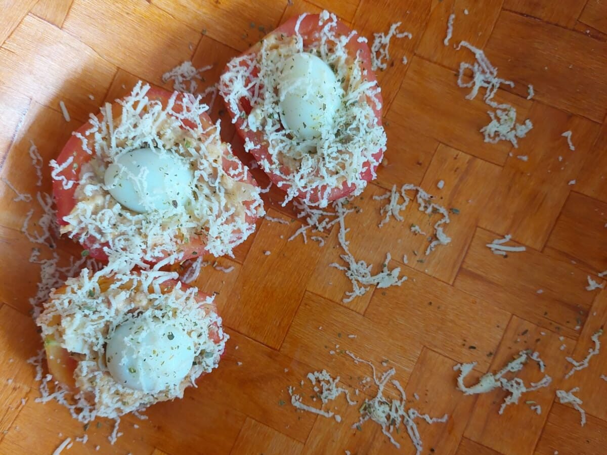 Stuffed Tomatoes with Egg and Cheese