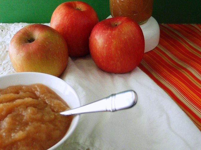 No-Sugar Applesauce in a bowl with some apples.